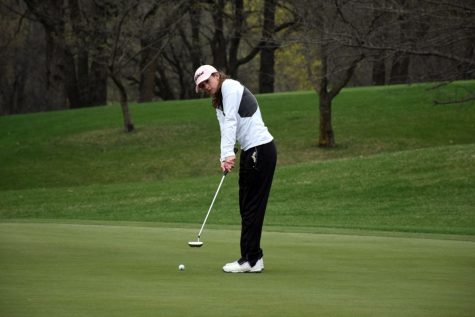 Tori Urch putting for the Huskies