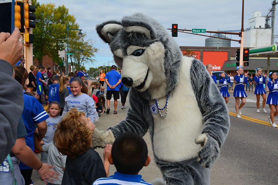 Photo of Harley Huskie greeting fans in 2016