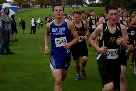 Junior Scott Kingland running in the cross country meet