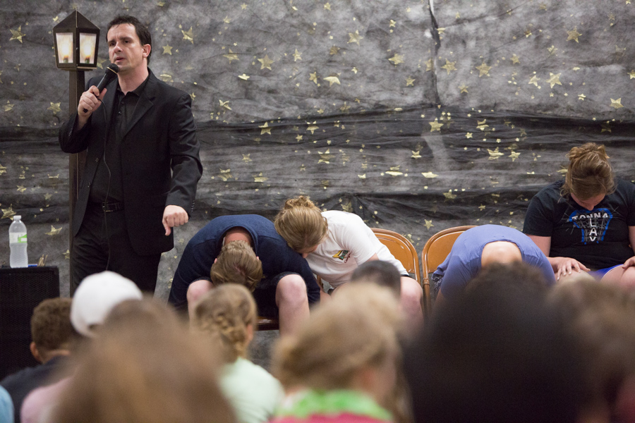 Jason Mystic hypnotizes the volunteers to slump over
