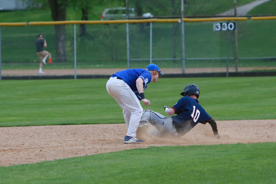 Cody Kiel applies a tag at second base