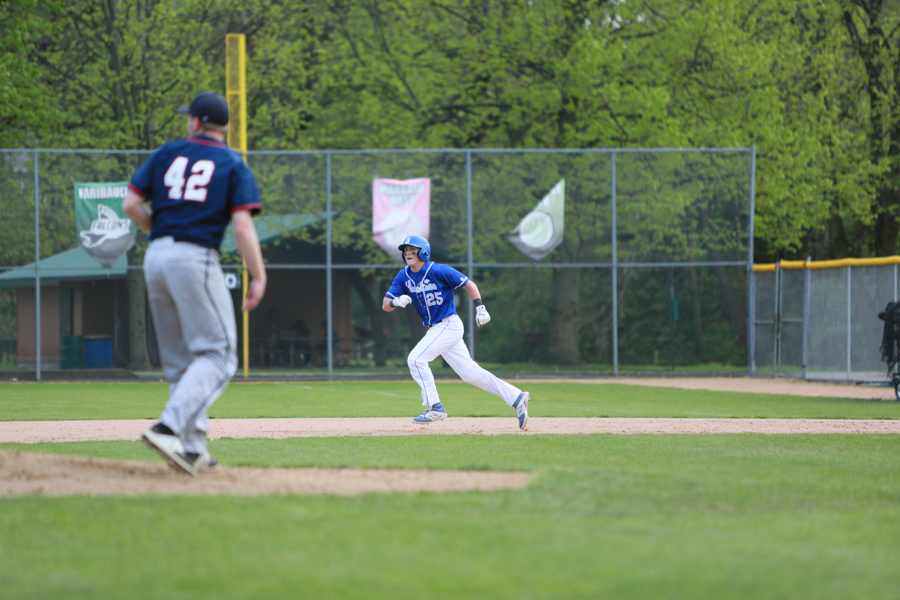 Tucker Alstead gets a secondary lead at first base 