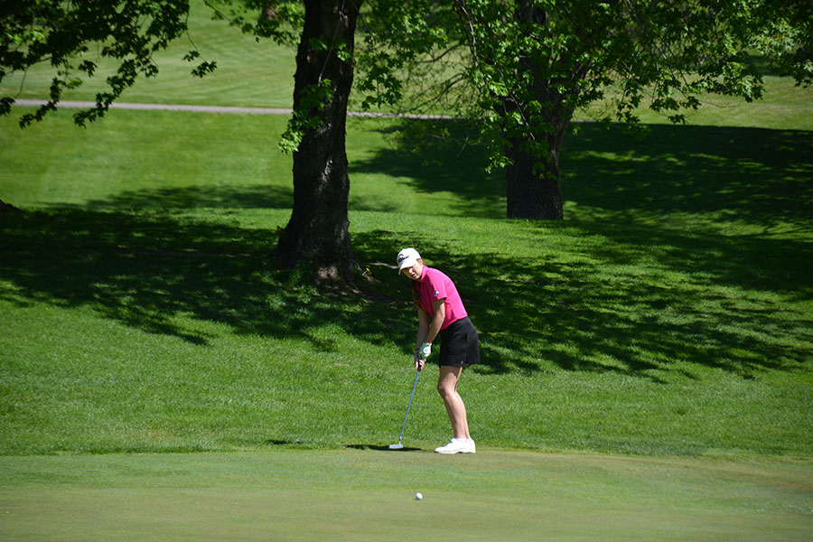 Junior Marie Otterson puts on the green