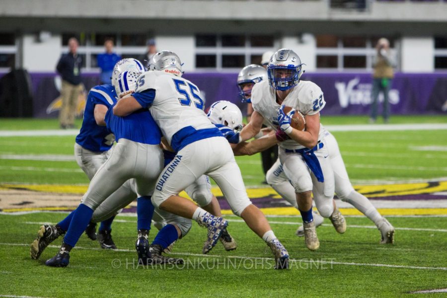 Jason Williamson running past Brainerd linemen