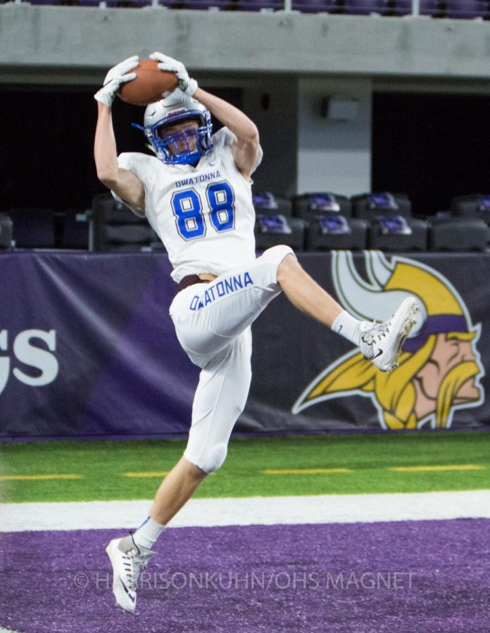 Dalton Kubista leaps to catch Abe Havelkas pass for a touchdown