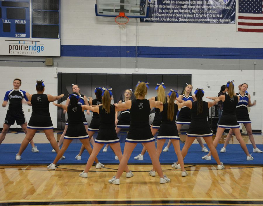 Cheerleaders in formation