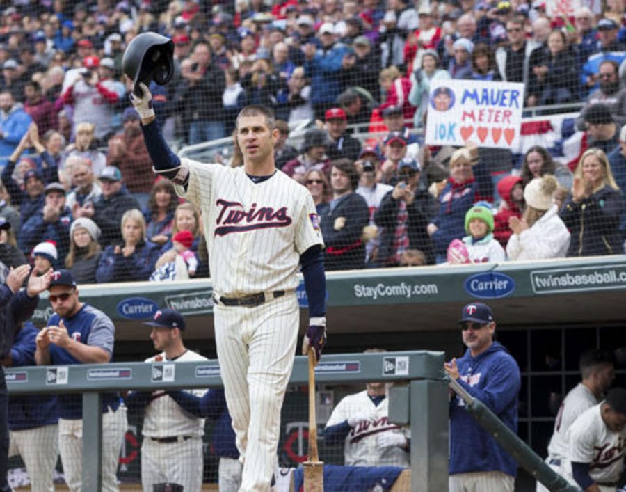 Joe+Mauer+receives+standing+ovation+in+his+last+game+of+his+career.%0ASource%3A+CBS+Sports