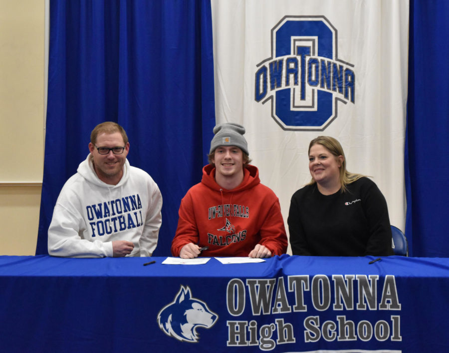 Dylan+Maas+signing+to+continue+his+football+and+academic+career+at+University+of+Wisconsin+River+Falls.