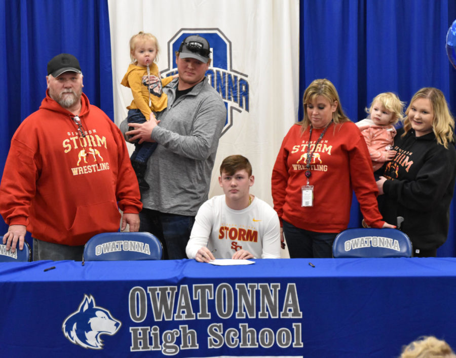 Kanin Hable sighing with Simpson College to wrestle next year
