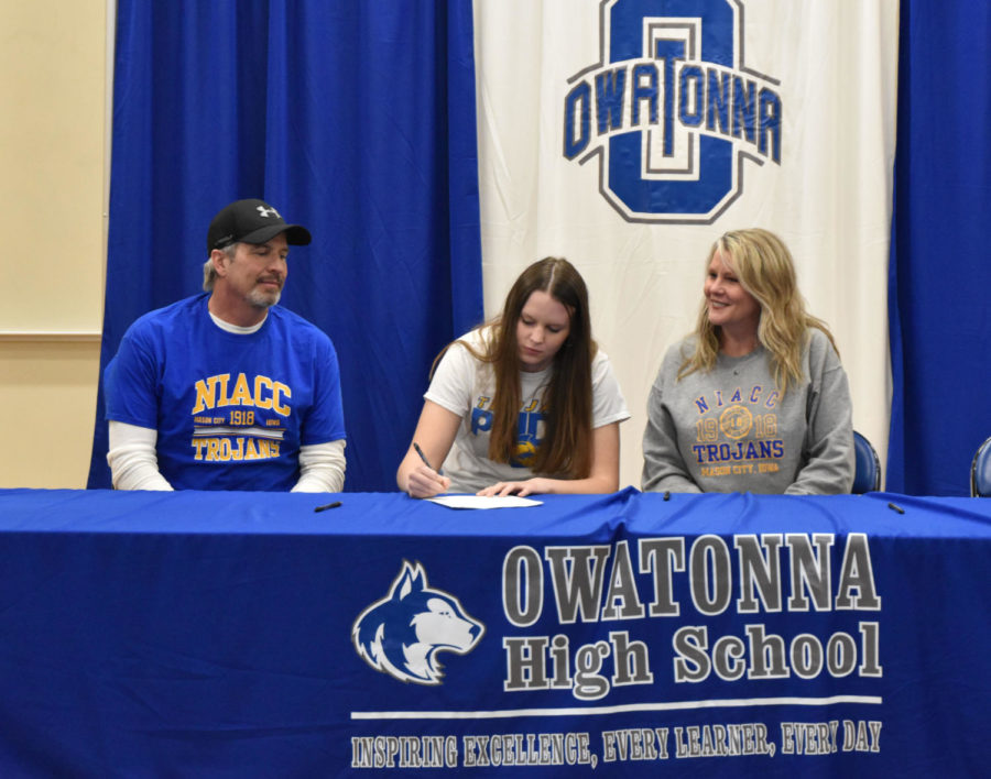 Lexi Mendenhall signs to North Iowa Area Community College to keep playing basketball