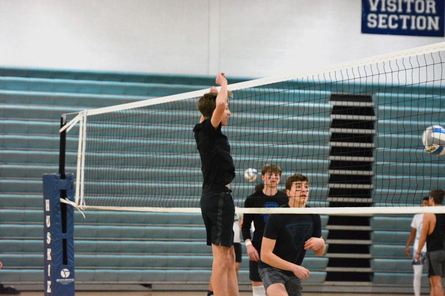 Sophomore Kellen Katzung jumping at the net ready to block the opposing teams hit.