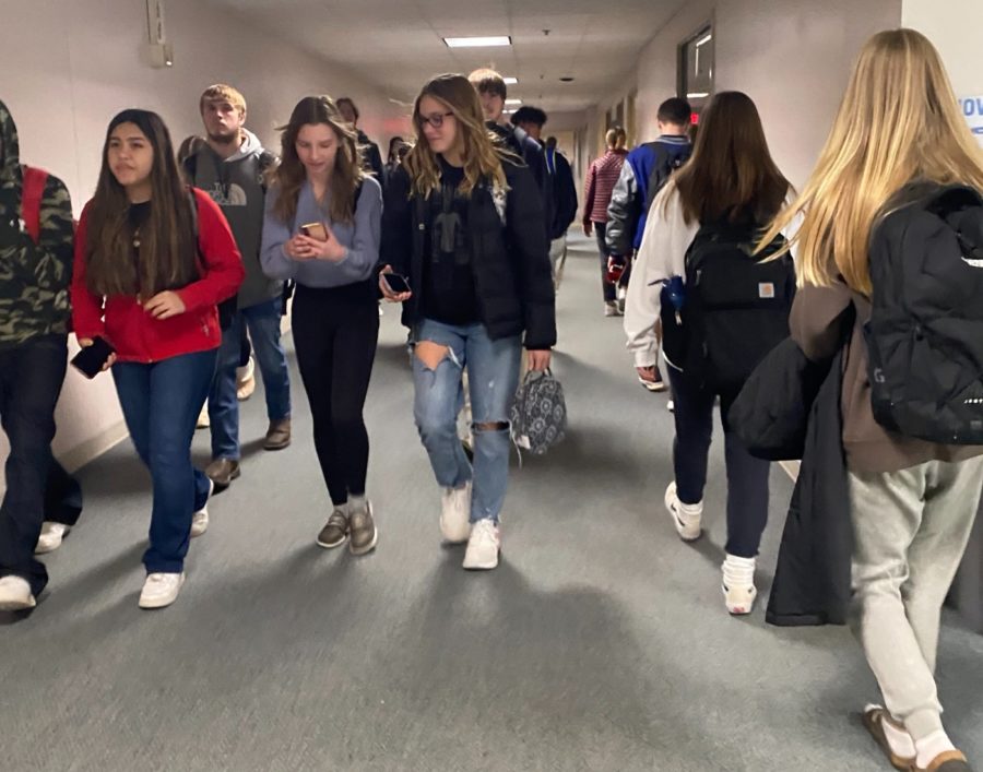 OHS students walk in the hallway to their next class.