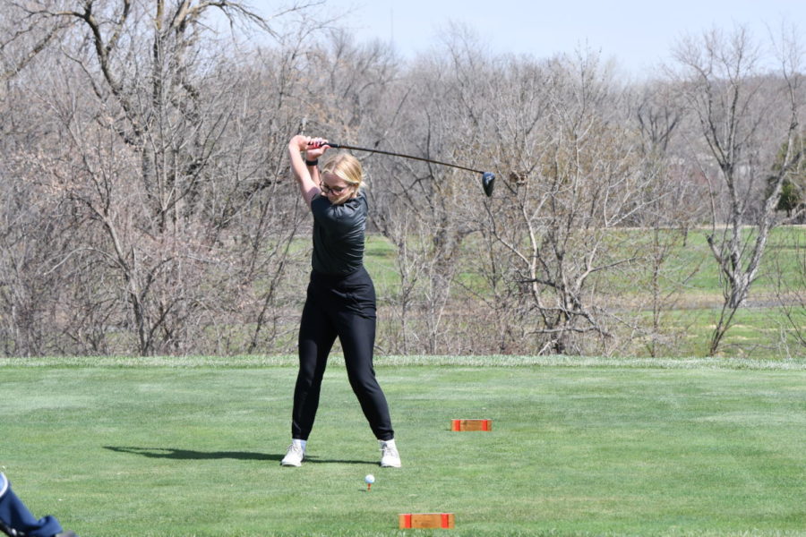 Senior+captain+Emily+Schmidt+loads+up+to+drive+the+ball+on+her+tee+shot.