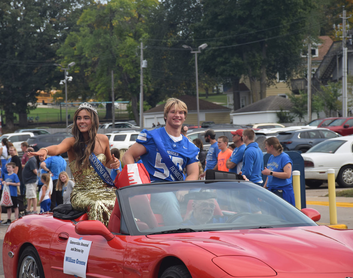 Top 5 Candidates Kate Sande and Torrin Smith going through the parade.