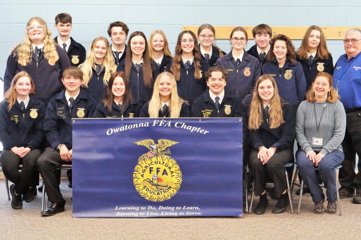 2022-2023 FFA members gather together for a group picture. 