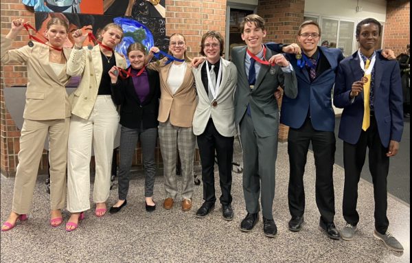 The eight speech members who advanced to the state meet.