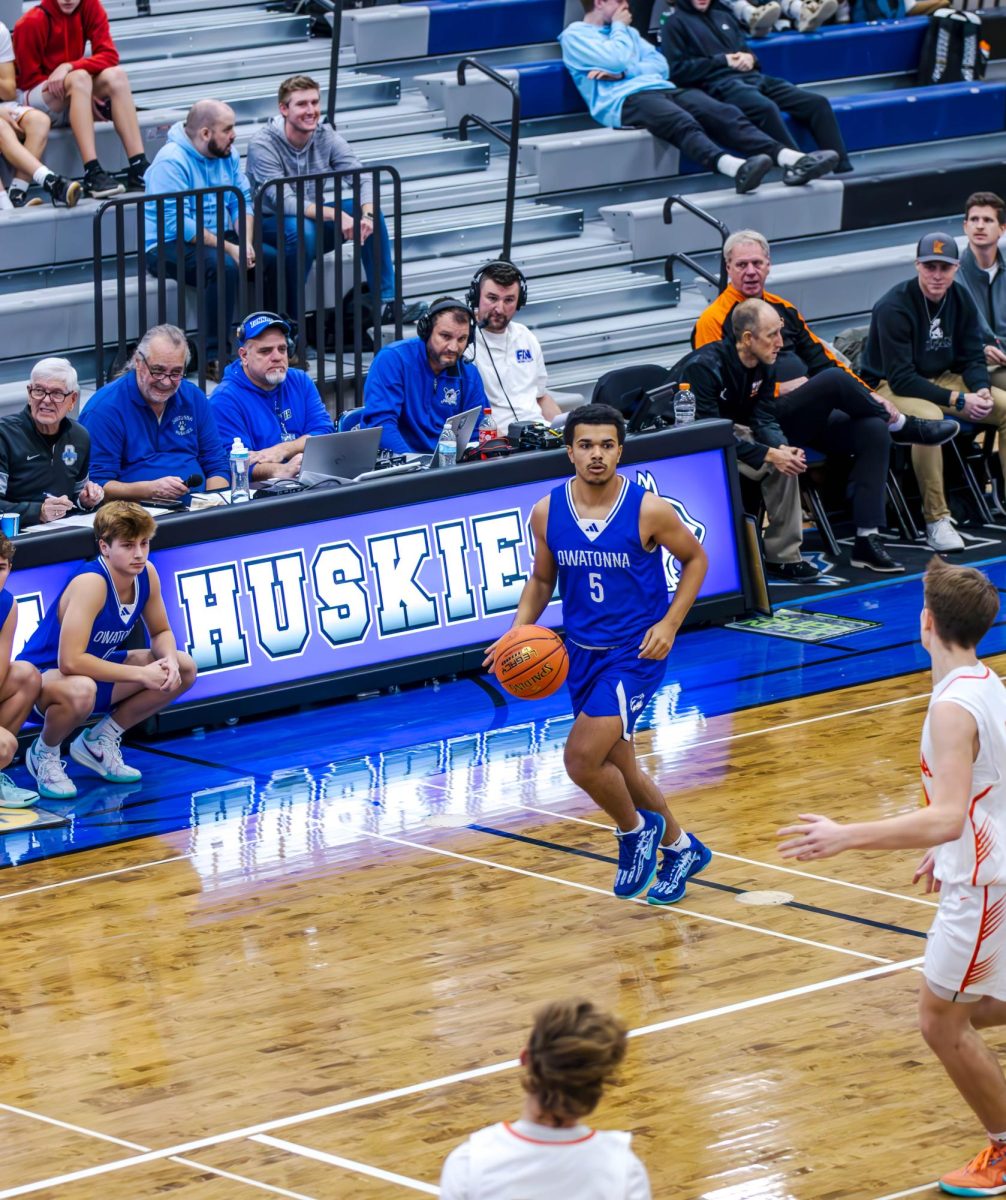 Senior Lajaed Robinson dribbles the ball down the court eyeing to pass to teammate. 