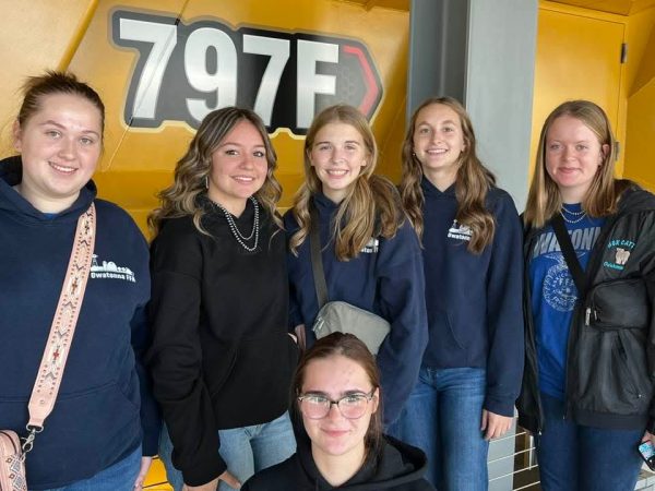 FFA Members on a tour at CAT on their way to National FFA Convention.
(Left to Right): Shelby Ross, Aliah Fischer. AJ Herget, Olivia Kubicek, Halle Anderson. (Below): Savannah DeMars
